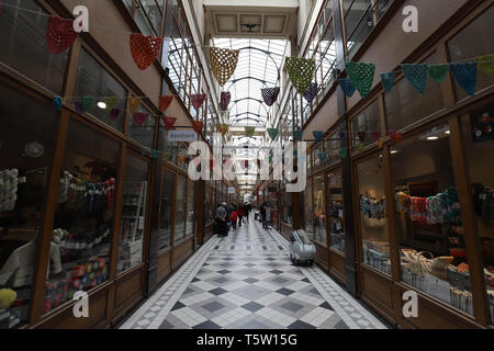 Parigi, Francia - 24 Marzo 2018: Grand Cerf coperti porticato fu creato nel 1825, non lontano da Turbigo ,Montorgueil distretto. Si tratta di quasi 12 m di altezza, MAK Foto Stock