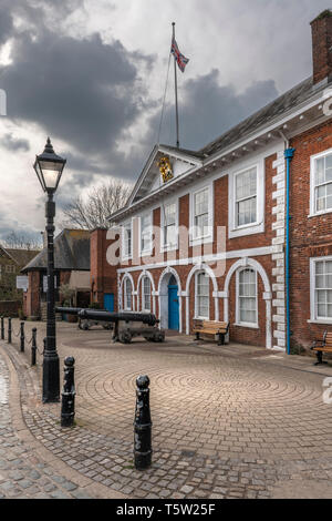 Il Landmark Custom House Edificio sulla storica Exeter Quay. Il Custom House è un grado che ho elencato la costruzione e fu costruita all'altezza di Exeter la lana Foto Stock