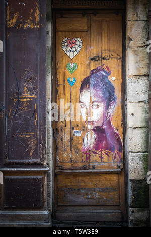 Tagged donna ritratto di Audrey Hepburn stile sulla porta di un negozio di Bordeaux Foto Stock