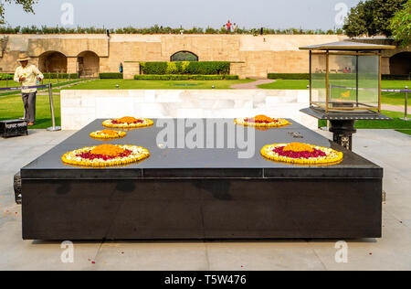 La fiamma eterna e nero semplice lastra di marmo al Raj Ghat Mahatma Ghandi's Memorial Garden in New Delhi India del nord Foto Stock