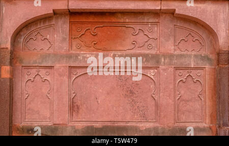Dettaglio delle intricate sculture di pietra arenaria rossa pannelli con decorazione in rilievo all'interno delle pareti dell'Lahori Gate del Red Fort di Delhi India Foto Stock