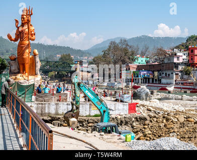 Lavori di costruzione attorno all'enorme statua del signore Shiva o Mahadeva il dio indù al tempio Bagnath Bageshwar in India del Nord Foto Stock