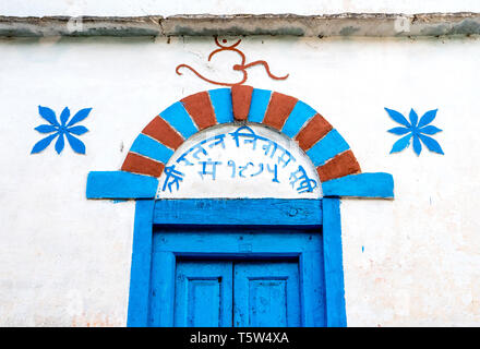 Dipinto di porte e finestre di una tradizionale casa Berklay nel villaggio Supi in alta Valle Saryu dell'Uttarakhand Himalaya India del nord Foto Stock