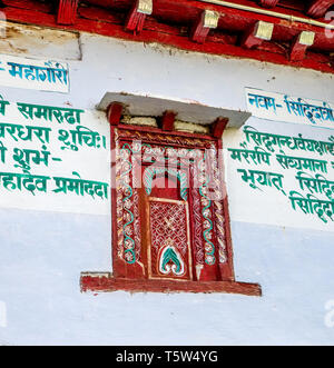 Riccamente decorata finestra della casa principale nel villaggio Supi in alta Valle Saryu dell'Uttarakhand Himalaya India del nord Foto Stock