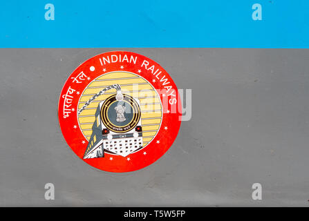 Logo in Hindi e Inglese su un carrello di un indiano ferrovie treno da New Delhi a Kathgodam in Uttarakhand India del Nord Foto Stock