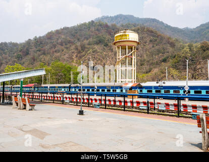 Kathgodam indiano stazione delle ferrovie in Uttarakhand India del Nord con il Shatabdi Express in attesa di viaggiare a Nuova Delhi Foto Stock