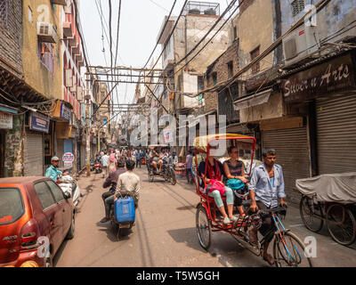 Strade trafficate nel vecchio quartiere di Delhi in India del Nord Foto Stock