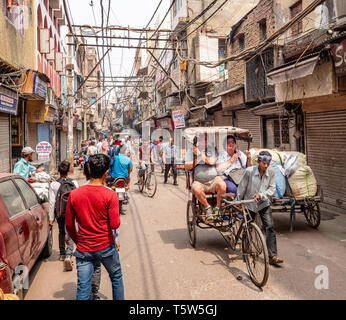 Strade trafficate nel vecchio quartiere di Delhi in India del Nord Foto Stock