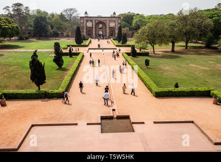 Vista dalla tomba Humayuns lungo il grand approccio e giardini d'acqua per il gatehouse - New Delhi India Foto Stock