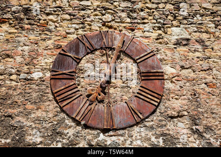 Parete di Kaptol fortezza e l'antico orologio arrugginito rimosso dalla cattedrale di Zagabria che mostra 7:03 ore il tempo esatto quando il grande terremoto h Foto Stock