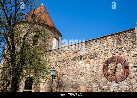 Kaptol fortezza e l'antico orologio arrugginito rimosso dalla cattedrale di Zagabria che mostra 7:03 ore il tempo esatto quando il grande terremoto ha colpito in Zagreb Foto Stock