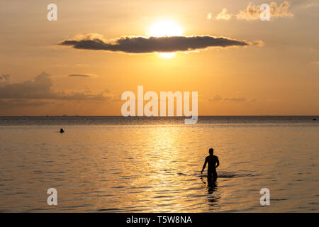 L'uomo silouhette al tramonto in Ko Phangan, Thailandia Foto Stock