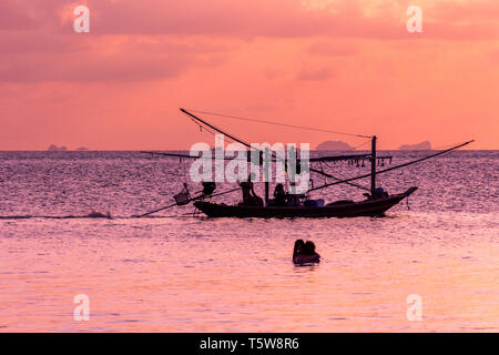 Barca da pesca silouhette al tramonto in Koh Phangan, Thailandia Foto Stock