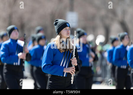 Chicago, Illinois, Stati Uniti d'America - 16 Marzo 2019: La Festa di San Patrizio Parade, membri della Bartram Trail High School Marching Band, eseguendo la parata Foto Stock