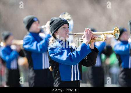 Chicago, Illinois, Stati Uniti d'America - 16 Marzo 2019: La Festa di San Patrizio Parade, membri della Bartram Trail High School Marching Band, eseguendo la parata Foto Stock