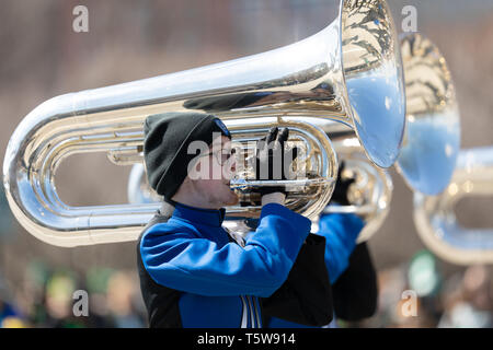 Chicago, Illinois, Stati Uniti d'America - 16 Marzo 2019: La Festa di San Patrizio Parade, membri della Bartram Trail High School Marching Band, eseguendo la parata Foto Stock