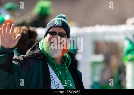 Chicago, Illinois, Stati Uniti d'America - 16 Marzo 2019: La Festa di San Patrizio Parade, l'uomo con la sua barba dipinto con i colori della bandiera irlandese le onde a telecamera du Foto Stock
