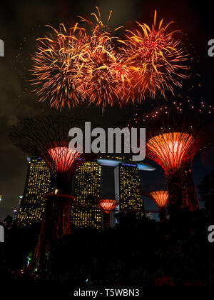Singapore, Singapore - 2 febbraio 2019: spettacolo di fuochi d'artificio per celebrare il nuovo anno cinese nella zona della baia di Singapore Foto Stock
