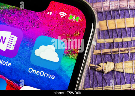 A Helsinki, Finlandia, febbraio 17, 2019: Microsoft OneDrive icona applicazione su Apple iPhone schermo X close-up. Microsoft onedrive icona app. Microsoft di Foto Stock