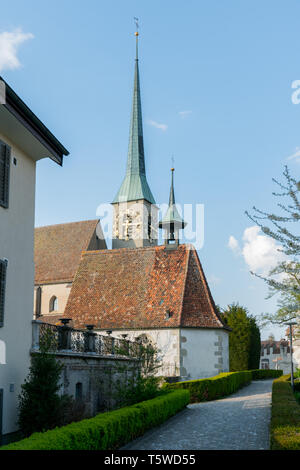 Il sentiero che conduce a Sankt Oswald chiesa nella città di Zug in Svizzera in una bella giornata di primavera Foto Stock