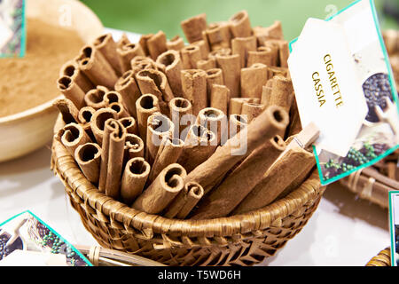 Cinnamon Cassia sigaretta in store Foto Stock
