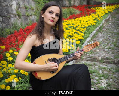 Musicista in posa con bellissimo mandolino italiano Foto Stock