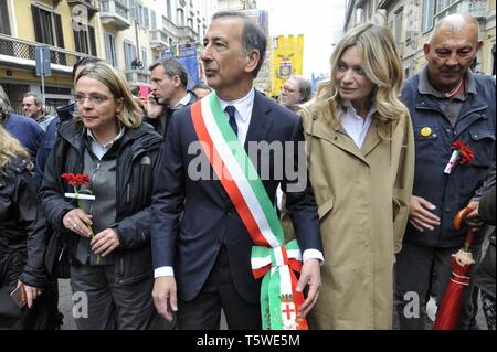 Milano, 25 aprile 2019, anniversario della liberazione dal nazifascismo. Sindaco Beppe Sala con il suo compagno di Chiara Bazoli, figlia del banchiere Giovanni Bazoli, Presidente emerito di Intesa Sanpaolo. Foto Stock