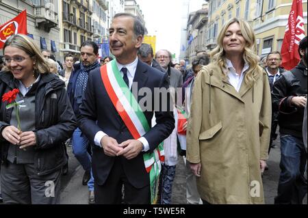 Milano, 25 aprile 2019, anniversario della liberazione dal nazifascismo. Sindaco Beppe Sala con il suo compagno di Chiara Bazoli, figlia del banchiere Giovanni Bazoli, Presidente emerito di Intesa Sanpaolo. Foto Stock