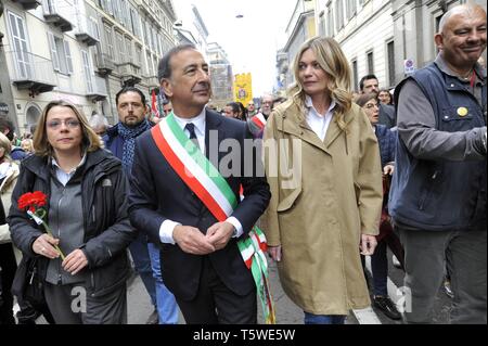 Milano, 25 aprile 2019, anniversario della liberazione dal nazifascismo. Sindaco Beppe Sala con il suo compagno di Chiara Bazoli, figlia del banchiere Giovanni Bazoli, Presidente emerito di Intesa Sanpaolo. Foto Stock