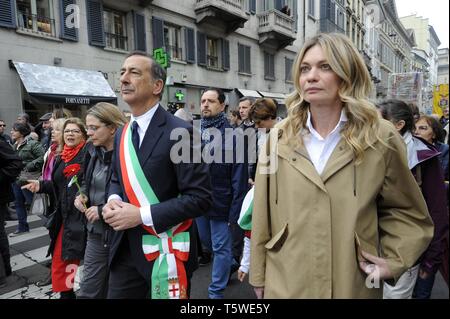 Milano, 25 aprile 2019, anniversario della liberazione dal nazifascismo. Sindaco Beppe Sala con il suo compagno di Chiara Bazoli, figlia del banchiere Giovanni Bazoli, Presidente emerito di Intesa Sanpaolo. Foto Stock