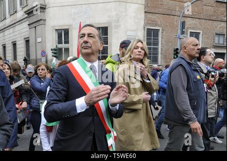 Milano, 25 aprile 2019, anniversario della liberazione dal nazifascismo. Sindaco Beppe Sala con il suo compagno di Chiara Bazoli, figlia del banchiere Giovanni Bazoli, Presidente emerito di Intesa Sanpaolo. Foto Stock