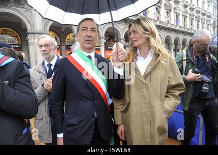 Milano, 25 aprile 2019, anniversario della liberazione dal nazifascismo. Sindaco Beppe Sala con il suo compagno di Chiara Bazoli, figlia del banchiere Giovanni Bazoli, Presidente emerito di Intesa Sanpaolo. Foto Stock