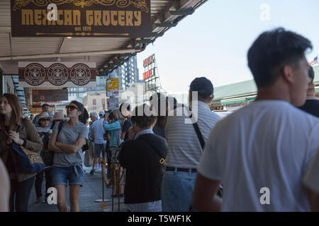 Persone pazientemente stand in linea per inserire il caffè Starbucks flagship store presso il Mercato di Pike Place, Seattle, Stati Uniti d'America. Foto Stock