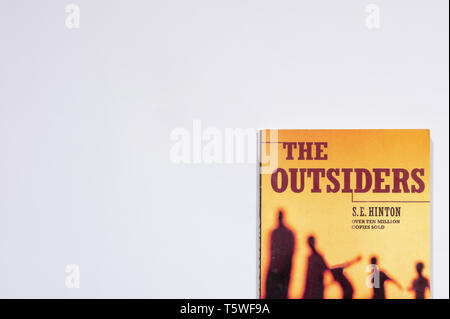 Chiudere l immagine del libro outsider da sè Hinton Foto Stock