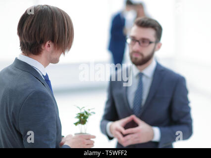 Immagine di sfondo. business partner per parlare in piedi in ufficio Foto Stock