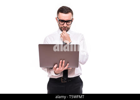 Ritratto di un pensieroso uomo barbuto con gli occhi chiusi tenendo il computer portatile isolato su sfondo bianco Foto Stock