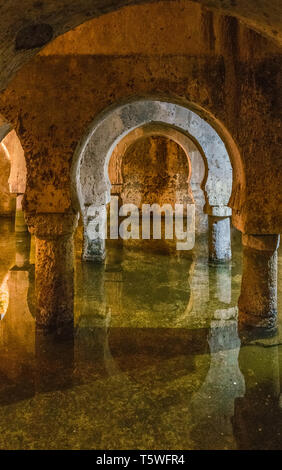 Caceres, Spagna - Aprile 2019: ispanica cisterna araba, ex moschea di Caceres, Spagna Foto Stock