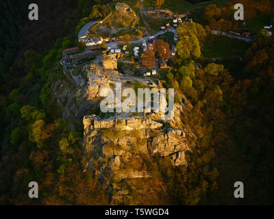 Splendidamente illuminate dal sole Castello Regenstein nella catena montuosa di Harz, vista aerea. Rovinato castello medievale vicino a Blankenburg, Sassonia-Anhalt, Germania. Foto Stock