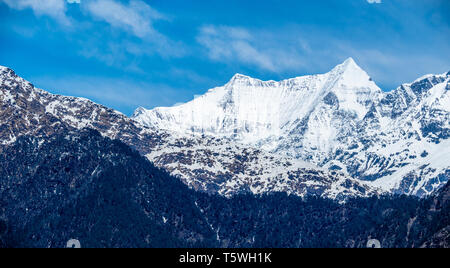 Vertice appuntito (6663m) di Panwali Dwar crinale dal passo che collega la Saryu e Pindaro nelle valli dell'himalaya di Uttarakhand India del Nord Foto Stock