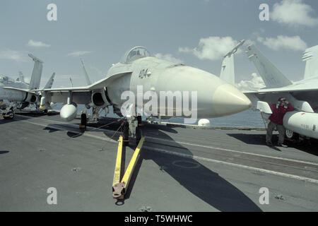 1 novembre 1993 Funzionamento continuare a sperare. F/A-18 calabroni sul ponte di volo della USS Abraham Lincoln CVN-72, crociera 50 miglia fuori Mogadiscio, Somalia. Foto Stock