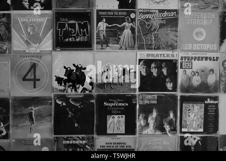 ATHENS, Grecia - 29 agosto 2018: Vintage pop rock musica disco in vinile di copertine di album visualizzato all'archivio di record. In bianco e nero. Foto Stock