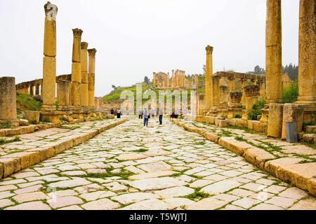 Il Cardo Maximus e il Tempio di Zeus, Jerash sito archeologico, Giordania Foto Stock