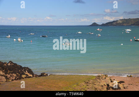 Barche da pesca Anchoured dallo scalo di Bouley Bay sull'isola di Jersey, nelle Isole del Canale, UK. Foto Stock