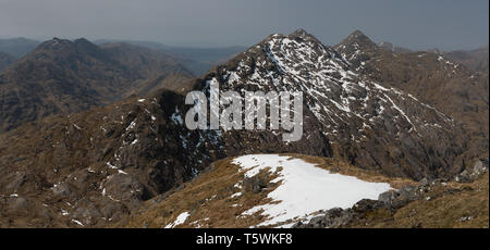 Loch Nevis con Garbh Chioch Mhor e Sgurr na Ciche da Sgurr nan Coireachan, Glen Dessary, Scozia Foto Stock