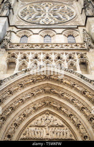 Close up sul dettaglio della parte superiore di ingresso architettonico di Saint Andre a Bordeaux Foto Stock