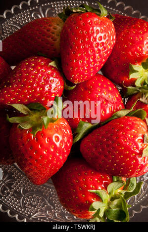 Le fragole in un piedistallo di vetro Foto Stock