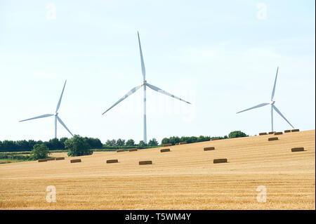 Tre Turbine eoliche sit in campi nella campagna inglese Foto Stock