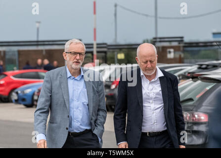 Jeremy Corbyn p.f. Leader del partito laburista e Andy McDonald p.f. Ombra Segretario di trasporto per arrivare a un Partito Laburista nel Rally di Nottingham. Foto Stock