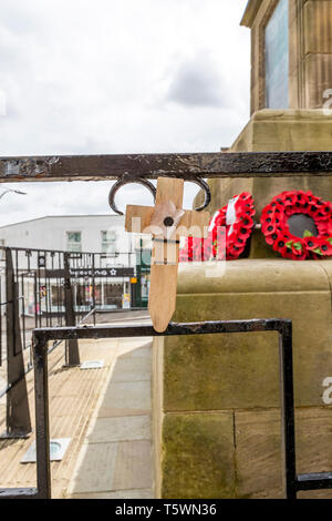 Chepstow cenotafio, i nomi dei caduti e ghirlande. Chepstow street e persone Foto Stock