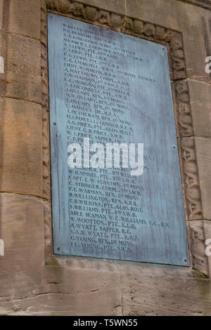 Chepstow cenotafio, i nomi dei caduti e ghirlande. Chepstow street e persone Foto Stock